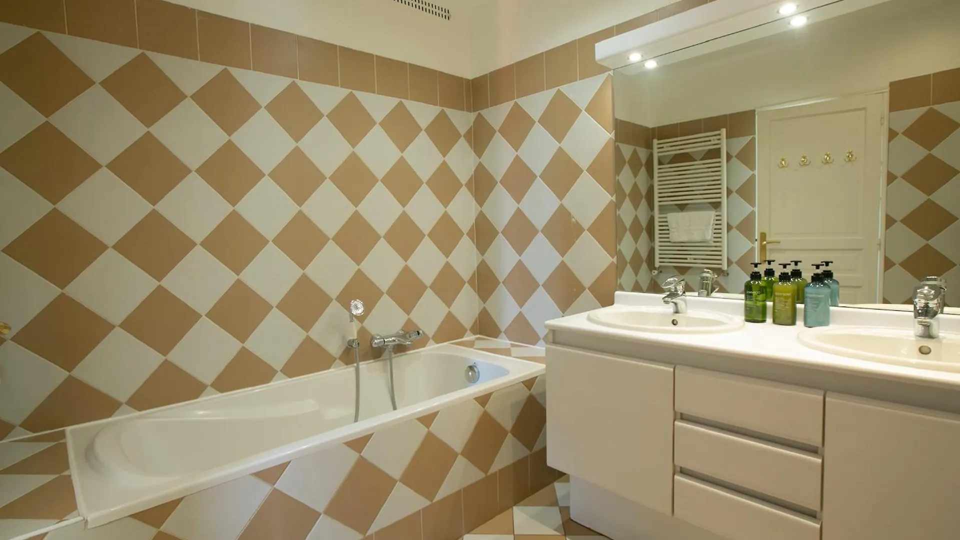 Typical Haussmannien Appartment With Eiffel Tower View - Bm68 Paris France